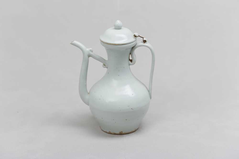 Lot 62 - A CHINESE WHITE-GLAZED EWER AND COVER.
