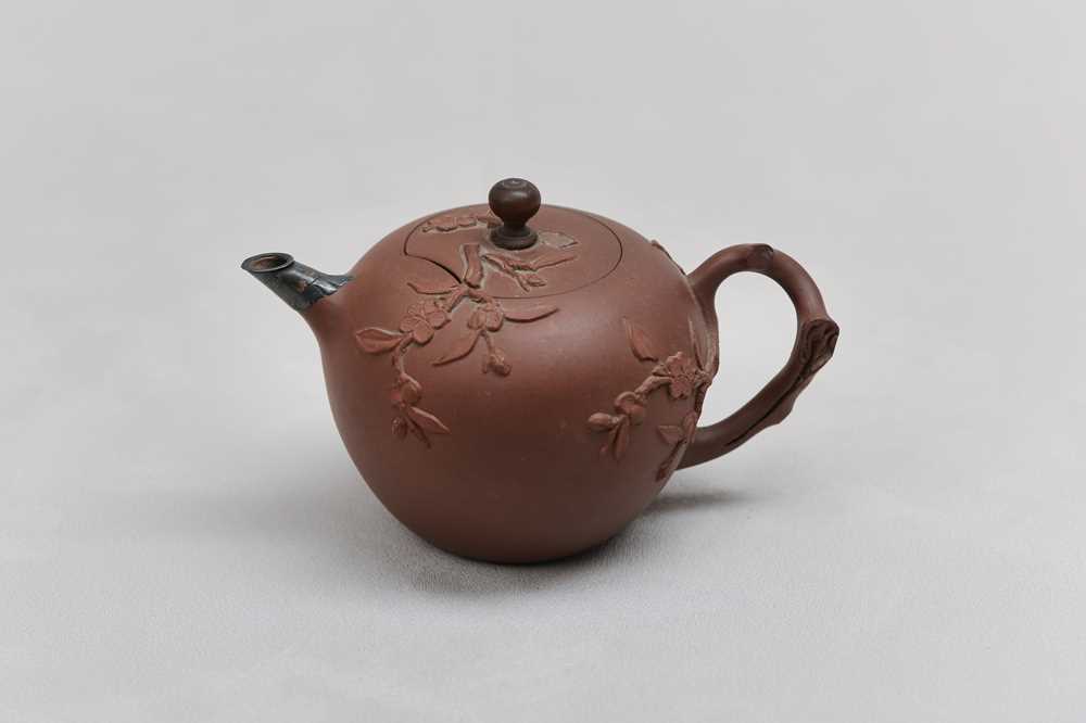 Lot 10 - A CHINESE YIXING ZISHA TEAPOT AND COVER.