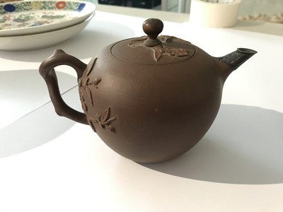 Lot 10 - A CHINESE YIXING ZISHA TEAPOT AND COVER.