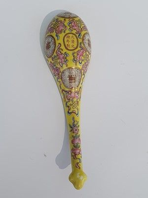 Lot 199 - AN IMPERIAL CHINESE FAMILLE ROSE SPOON.