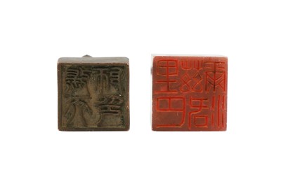 Lot 530 - A CHINESE BRONZE 'COCKEREL' SEAL AND A SOAPSTONE AND AGATE 'COCKEREL' SEAL.