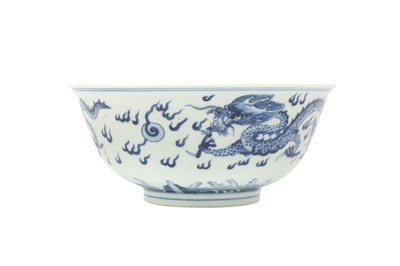 Lot 731 - A CHINESE BLUE AND WHITE 'DRAGON' BOWL.
