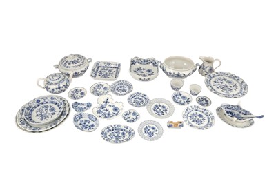 Lot 247 - A HARLEQUIN SET OF MEISSEN STYLE ONION PATTERN TEA AND DINNER WARES, 19TH CENTURY AND LATER