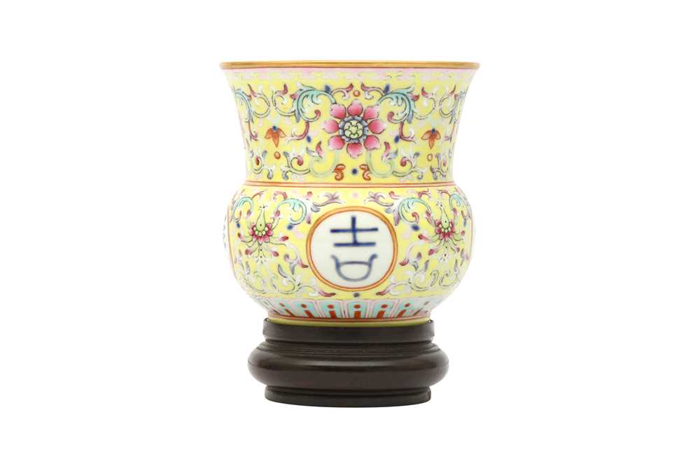 Lot 749 - A CHINESE FAMILLE ROSE ZHADOU.