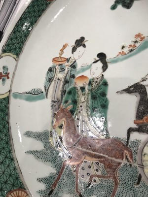 Lot 496 - A CHINESE FAMILLE VERTE 'IMMORTAL MAIDENS' CHARGER.