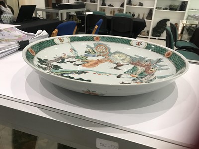 Lot 496 - A CHINESE FAMILLE VERTE 'IMMORTAL MAIDENS' CHARGER.