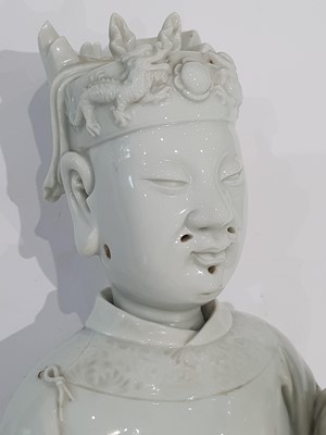 Lot 30 - A CHINESE BLANC-DE-CHINE FIGURE OF AN OFFICIAL.