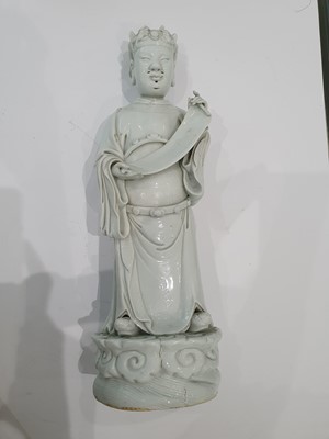 Lot 30 - A CHINESE BLANC-DE-CHINE FIGURE OF AN OFFICIAL.
