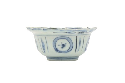 Lot 682 - A CHINESE BLUE AND WHITE KRAAK PORCELAIN 'CRANE' CUP.