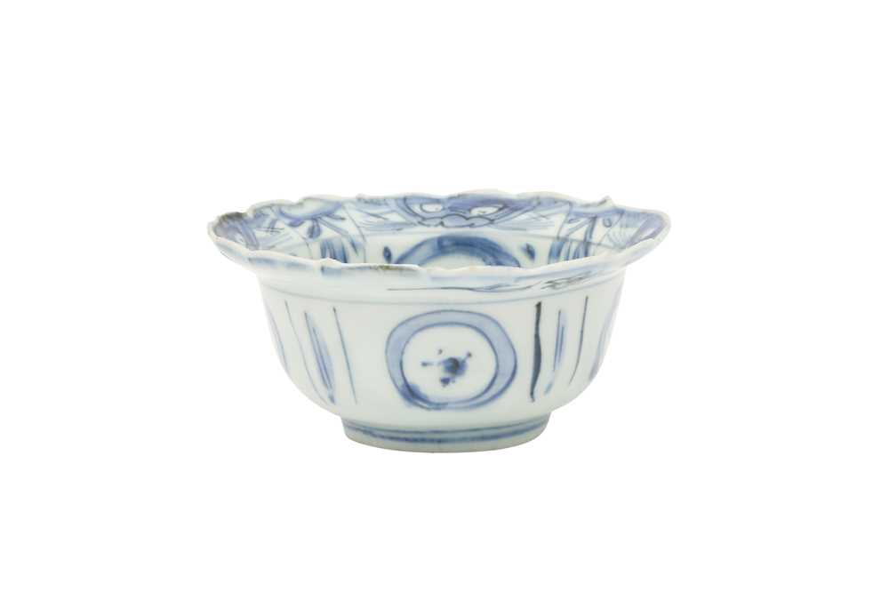 Lot 682 - A CHINESE BLUE AND WHITE KRAAK PORCELAIN 'CRANE' CUP.