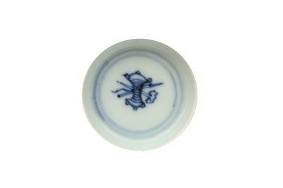 Lot 244 - A CHINESE BLUE AND WHITE 'DRAGON' CUP.