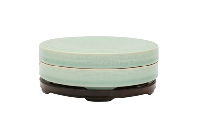Lot 86 - A CHINESE CELADON-GLAZED CIRCULAR BOX AND COVER.