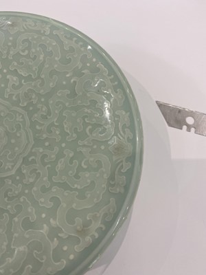 Lot 86 - A CHINESE CELADON-GLAZED CIRCULAR BOX AND COVER.