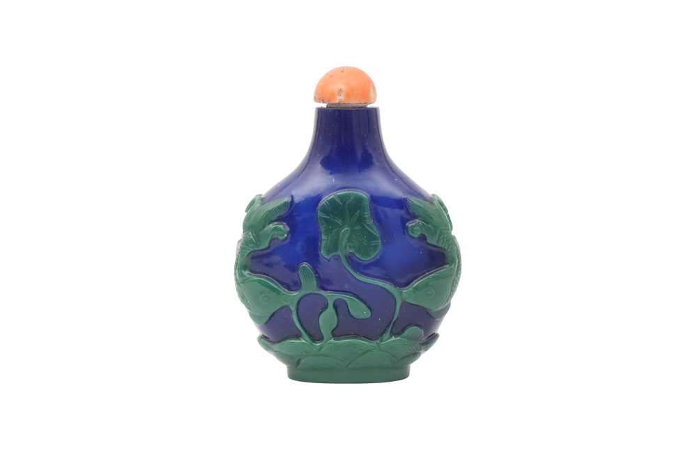 Lot 343 - A CHINESE OVERLAY BLUE 'CARPS' SNUFF BOTTLE.