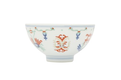Lot 668 - A CHINESE WUCAI 'HONEY SUCKLE PATTERN' BOWL.