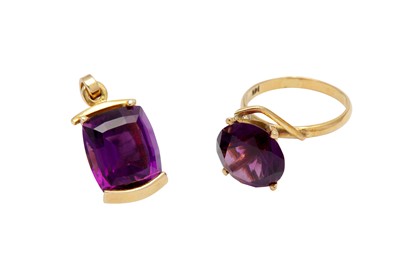 Lot 34 - AN AMETHYST RING AND PENDANT SUITE