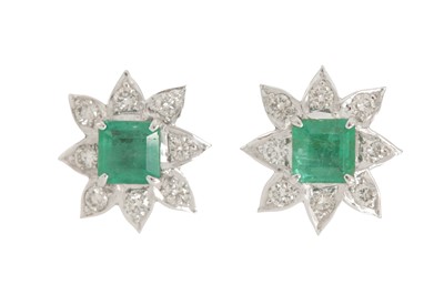 Lot 171 - A pair of emerald and diamond cluster earstuds