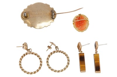 Lot 13 - A SMALL GROUP OF JEWELLERY