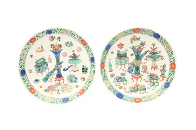 Lot 238 - A PAIR OF FAMILLE VERTE 'HUNDRED TREASURES' DISHES.