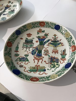 Lot 238 - A PAIR OF FAMILLE VERTE 'HUNDRED TREASURES' DISHES.