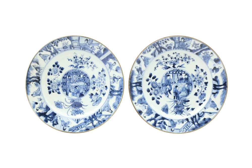 Lot 776 - A PAIR OF CHINESE BLUE AND WHITE DISHES.