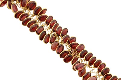 Lot 192 - A garnet grape necklace