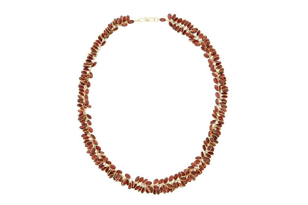 Lot 192 - A garnet grape necklace