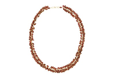 Lot 192 - A garnet grape necklace