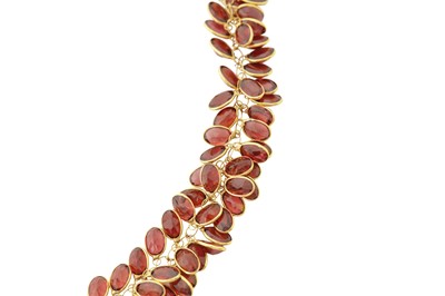 Lot 192 - A garnet grape necklace