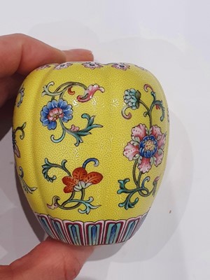 Lot 321 - A CHINESE YELLOW-GROUND FAMILLE-ROSE SGRAFFIATO JAR.