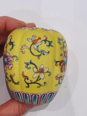 Lot 321 - A CHINESE YELLOW-GROUND FAMILLE-ROSE SGRAFFIATO JAR.