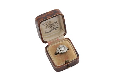 Lot 44 - An Art Deco diamond plaque ring