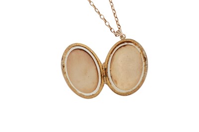 Lot 1 - AN ENGRAVED GOLD LOCKET NECKLACE