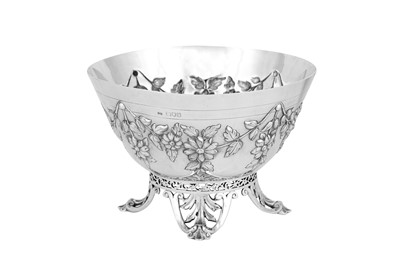Lot 499 - An Edwardian sterling silver fruit bowl, London 1901 by Boodle and Dunthorne (reg. 26th March 1900)