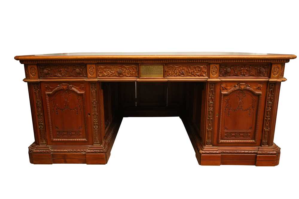 Lot 61 A REPLICA OF 'THE RESOLUTE DESK'