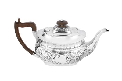 Lot 492 - An Edwardian sterling silver teapot, London 1904 by Samuel Walton Smith and Co