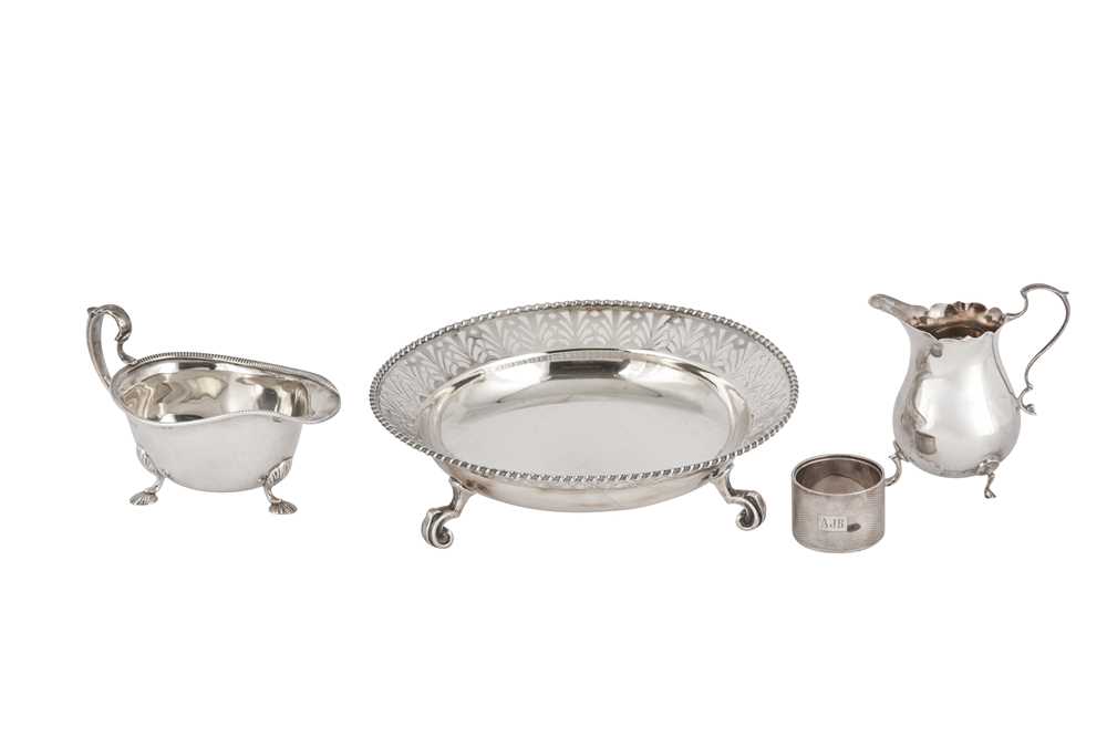 Lot 104 - A MIXED GROUP OF STERLING SILVER