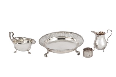 Lot 104 - A MIXED GROUP OF STERLING SILVER