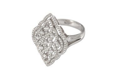 Lot 146 - A diamond dress ring