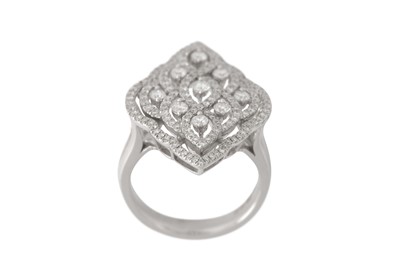 Lot 146 - A diamond dress ring