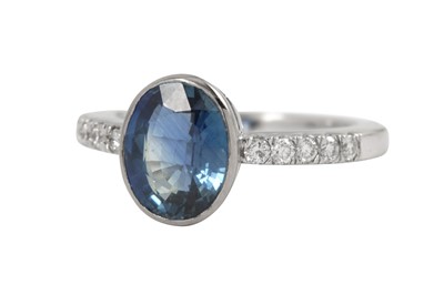 Lot 178 - A sapphire and diamond ring