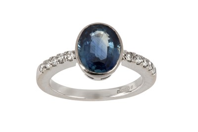 Lot 178 - A sapphire and diamond ring