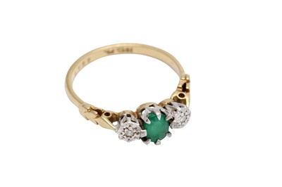 Lot 35 - AN EMERALD AND DIAMOND RING