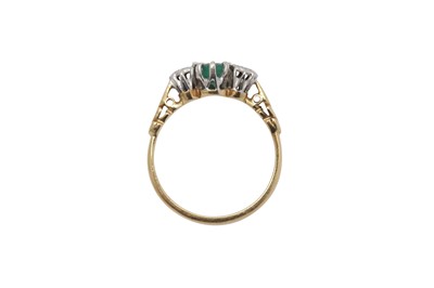 Lot 35 - AN EMERALD AND DIAMOND RING