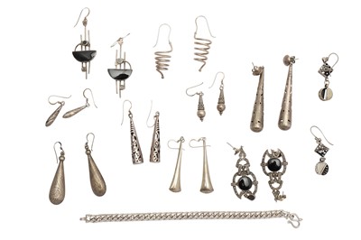 Lot 54 - A GROUP OF JEWELLERY
