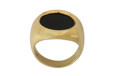 Lot 109 - An onyx signet ring
