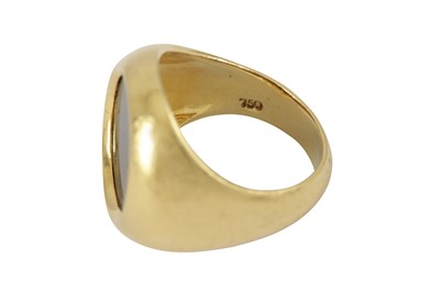 Lot 109 - An onyx signet ring