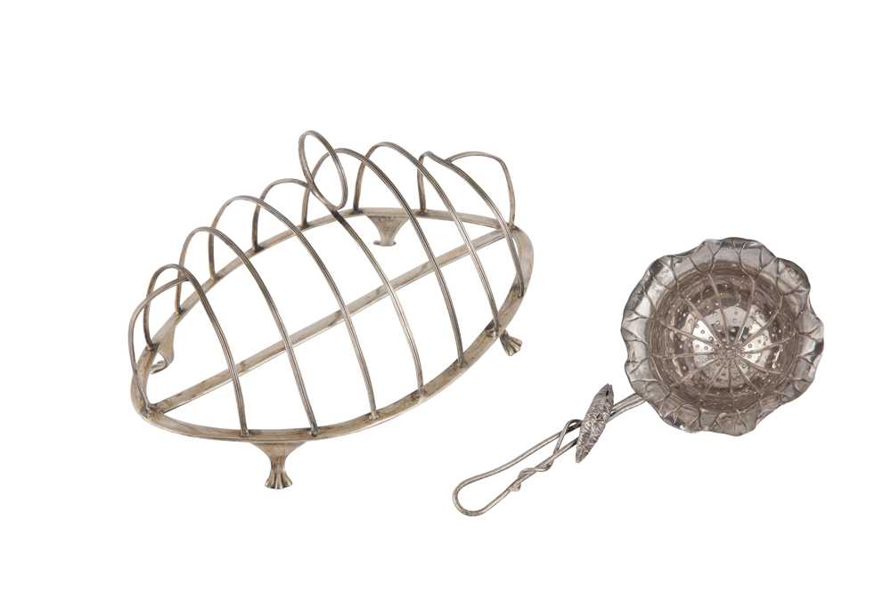Lot 5 - A GEORGE III STERLING SIVLER SEVEN BAR TOASTRACK, SHEFFIELD CIRCA 1800 BY GEORGE EADON AND CO