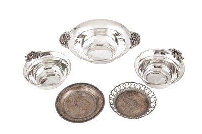 Lot 37 - A MIXED GROUP OF FIVE EGYPTIAN 900 STANDARD SILVER DISHES