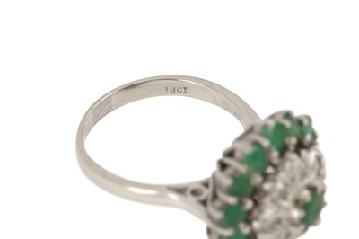Lot 172 - A diamond and emerald cluster ring